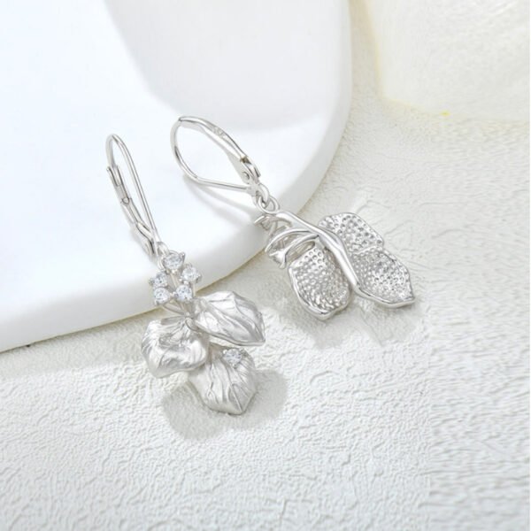 vintage leaf dangle earrings – Image 3