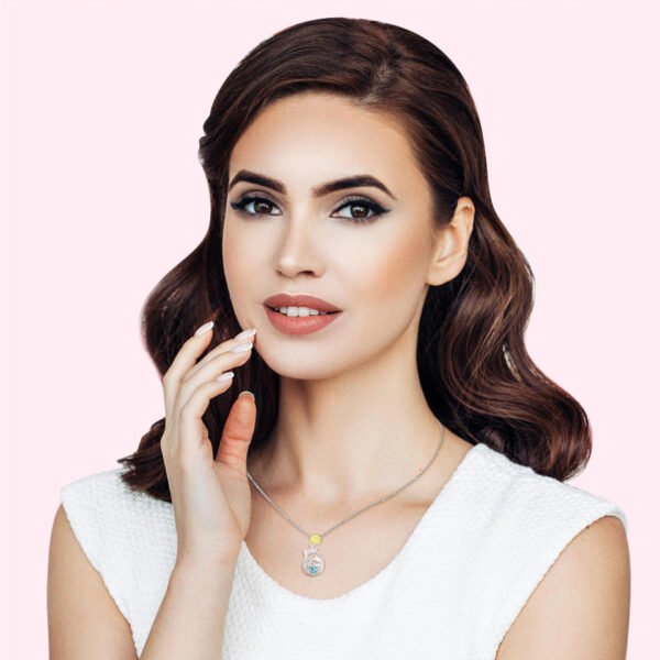 love daisy necklace – Image 2
