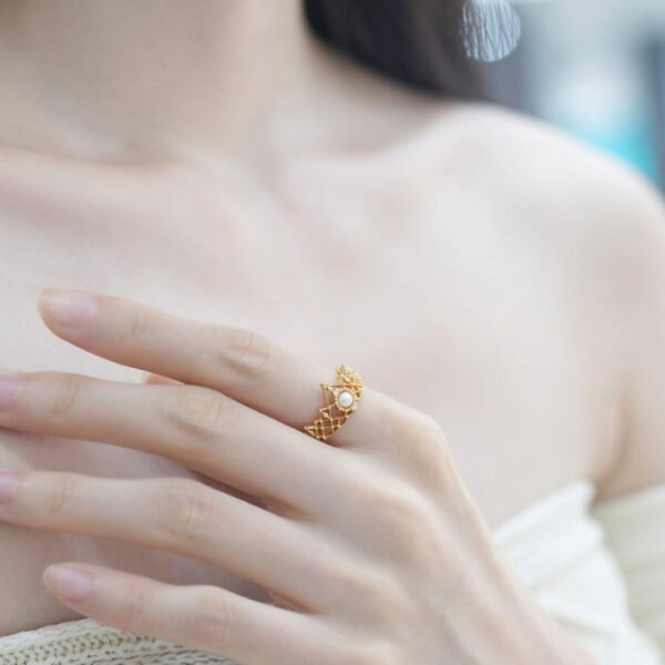 hollow lace pearl gold plated ring – Image 2